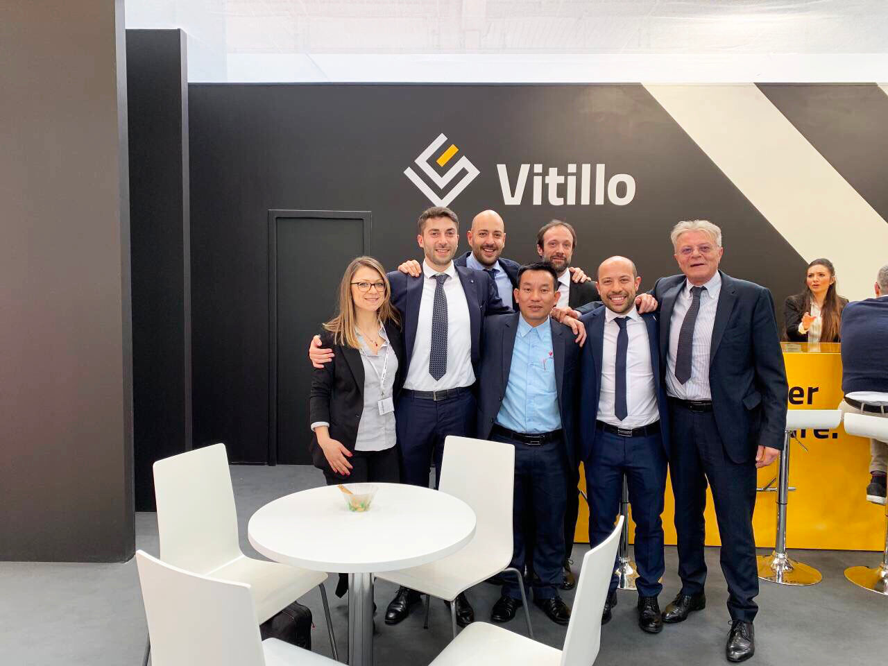 Giám Đốc VHE trao đổi với đối tác Vitillo tại Hannover Messe 2019