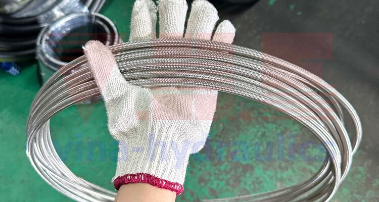 Ống nhựa Teflon Dicsa bọc lưới inox gia cố thêm độ bền
