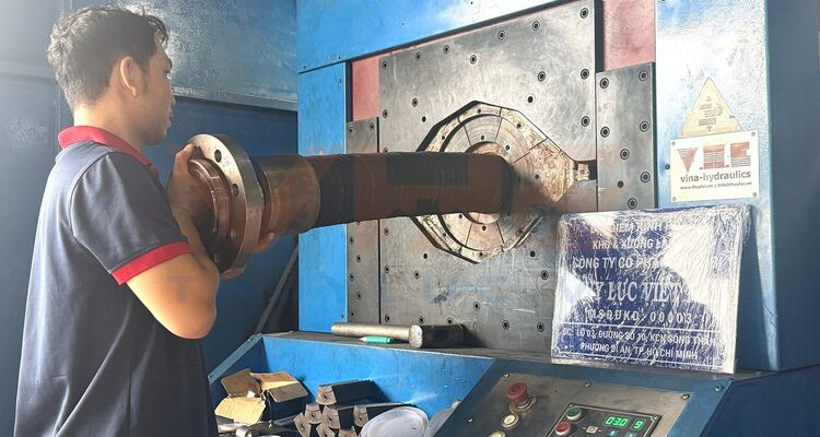 Dự án Gia công Ống mềm cao su truyền tải dầu 4'' lắp mặt bích 3K 4''