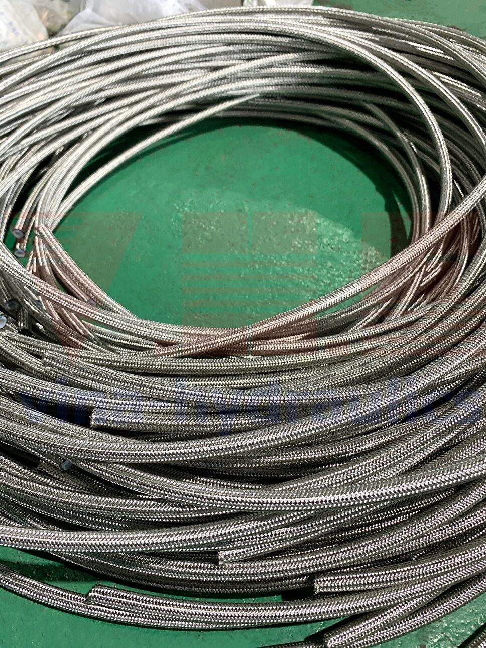 Teflon PTFE hydraulic hose covered with stainless steel mesh, processed ...