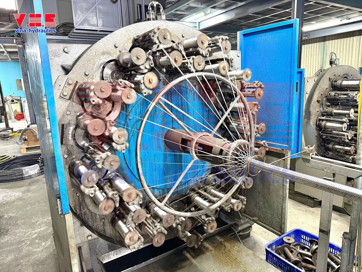 Stainless Steel Mesh Braiding System for Hydraulic Hose Protection