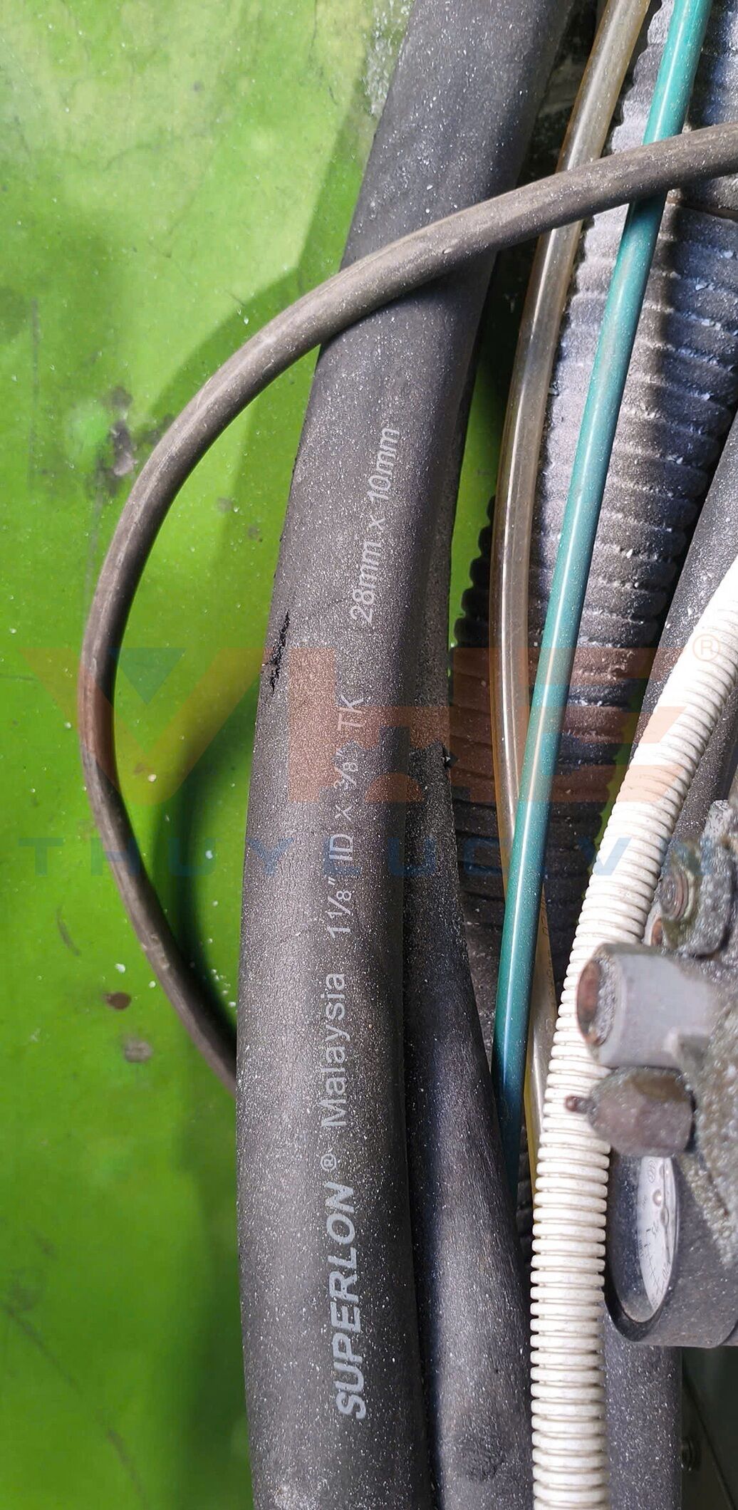Thay thế ống thủy lực cũ