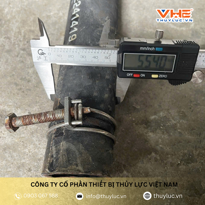 Dùng thước kẹp đo chính xác đường kính ngoài (OD) của ống thủy lực