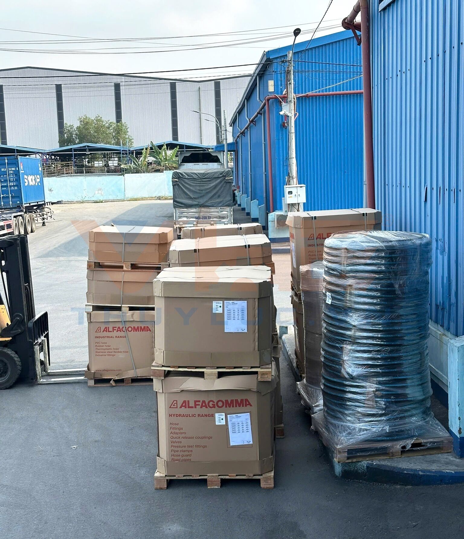 20,000 meters of hydraulic hose have arrived at our Ho Chi Minh warehouse