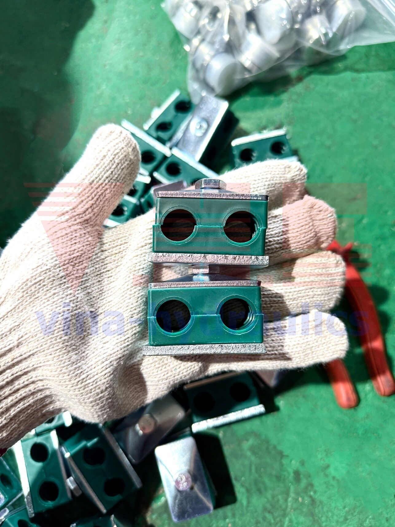 Light series hydraulic twin clamp at a good price