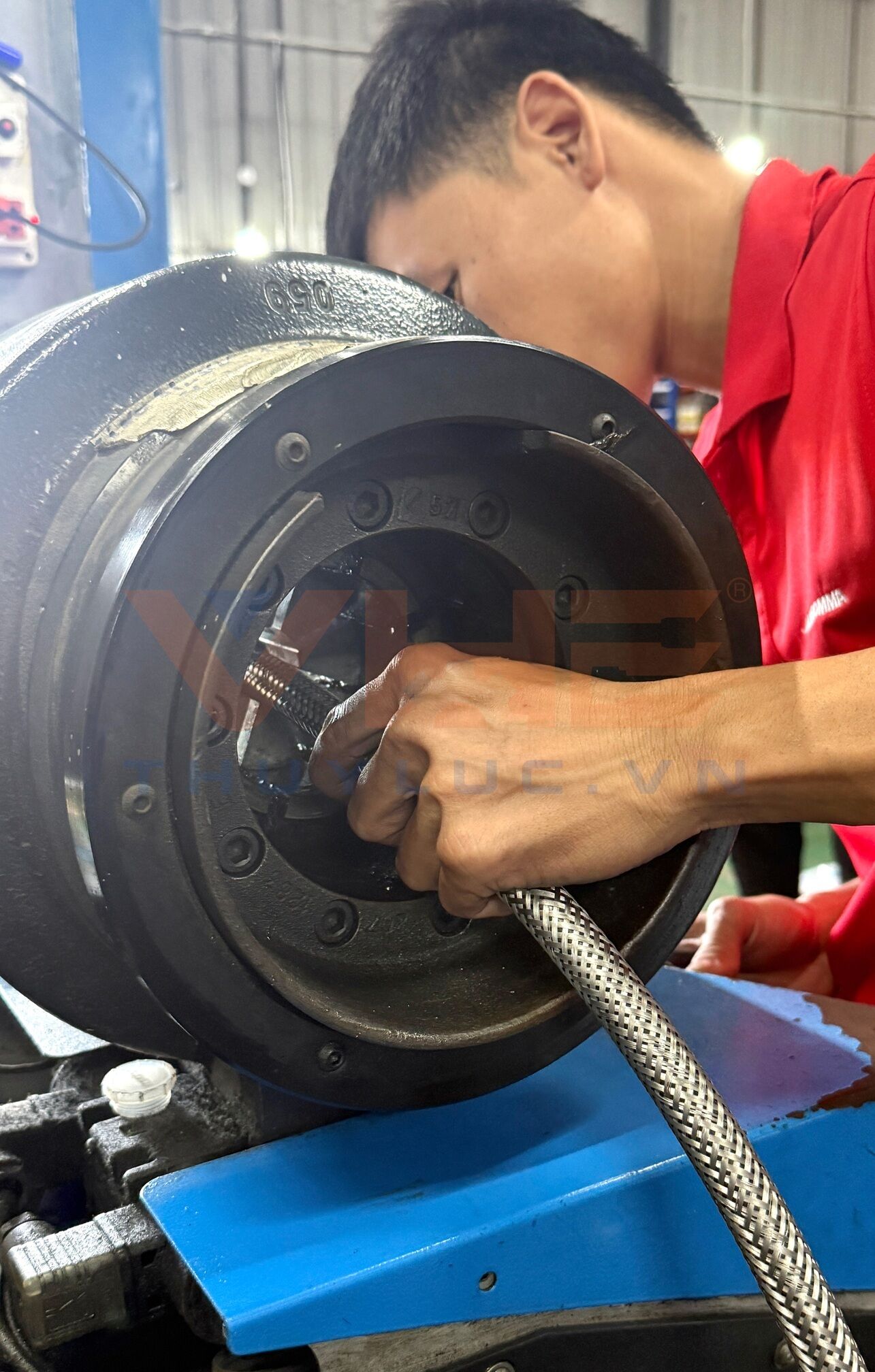 Custom stainless steel overbraiding services for hydraulic hoses