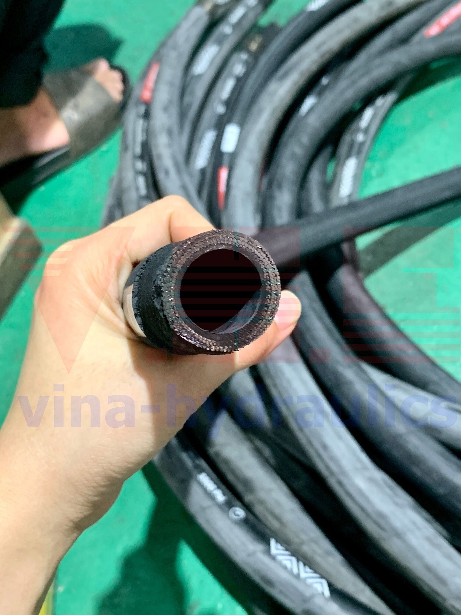 Vitillo 4SP 3/4" hydraulic hoses, TS4SP12, pressure-resistant 350bar, length 1300mm, 2 straight ends crimped 36x2 24° cone, covered with stainless steel mesh and firesleeve cover