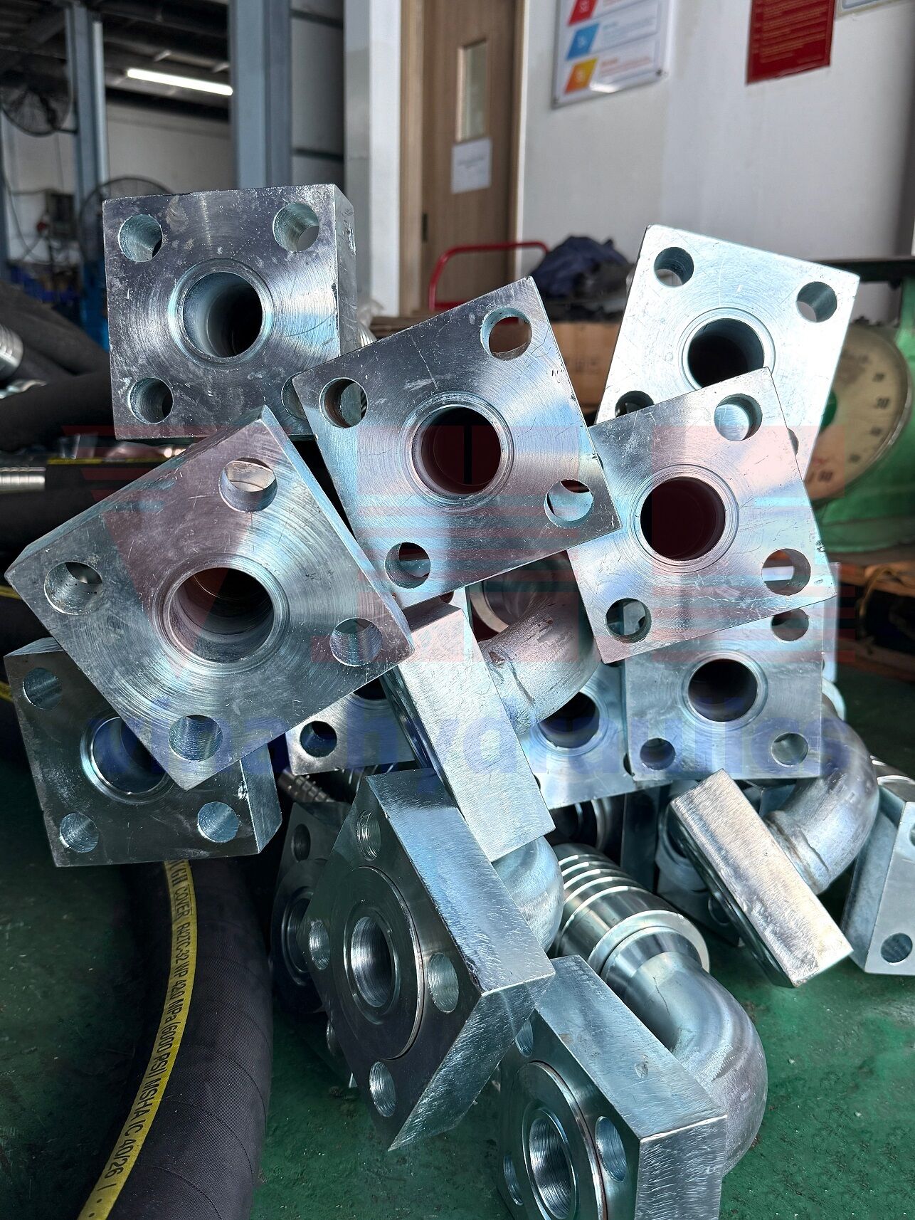 Ống mềm cao su thủy lực 2'' R42TC Parker bấm đầu cốt bích móng ngựa