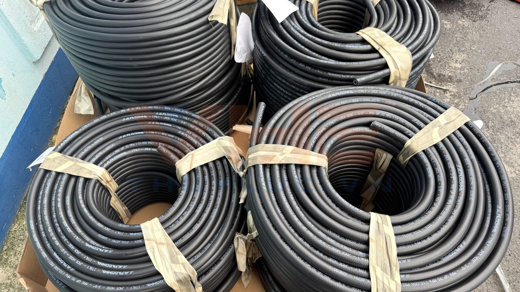 - Premium heat-resistant hydraulic hoses: