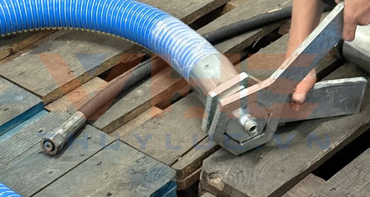 A major challenge - The complex process of attaching fittings to a composite hose