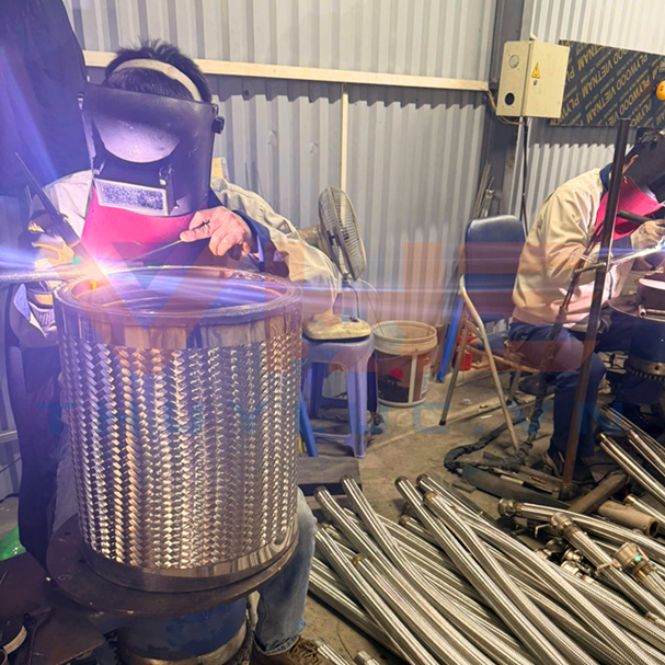 Processing of flexible metal hose