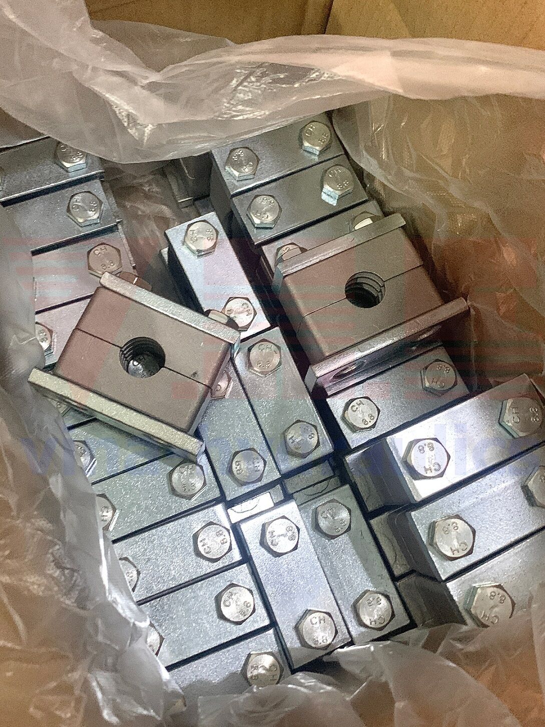 12,000 sets of pipe clamps at cheap prices