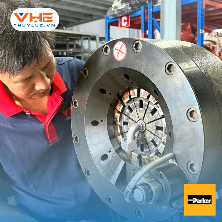 Gia công bấm đầu ống thủy lực đi kèm đầu bấm liền vỏ