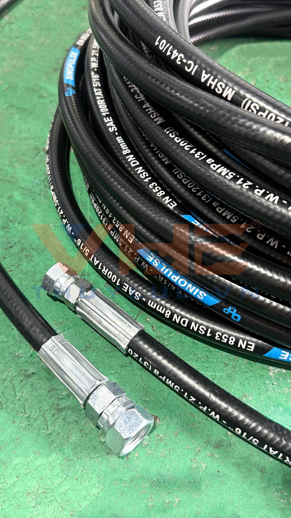 crimping Sinopulse 5/16'' single-wire hydraulic hoses.