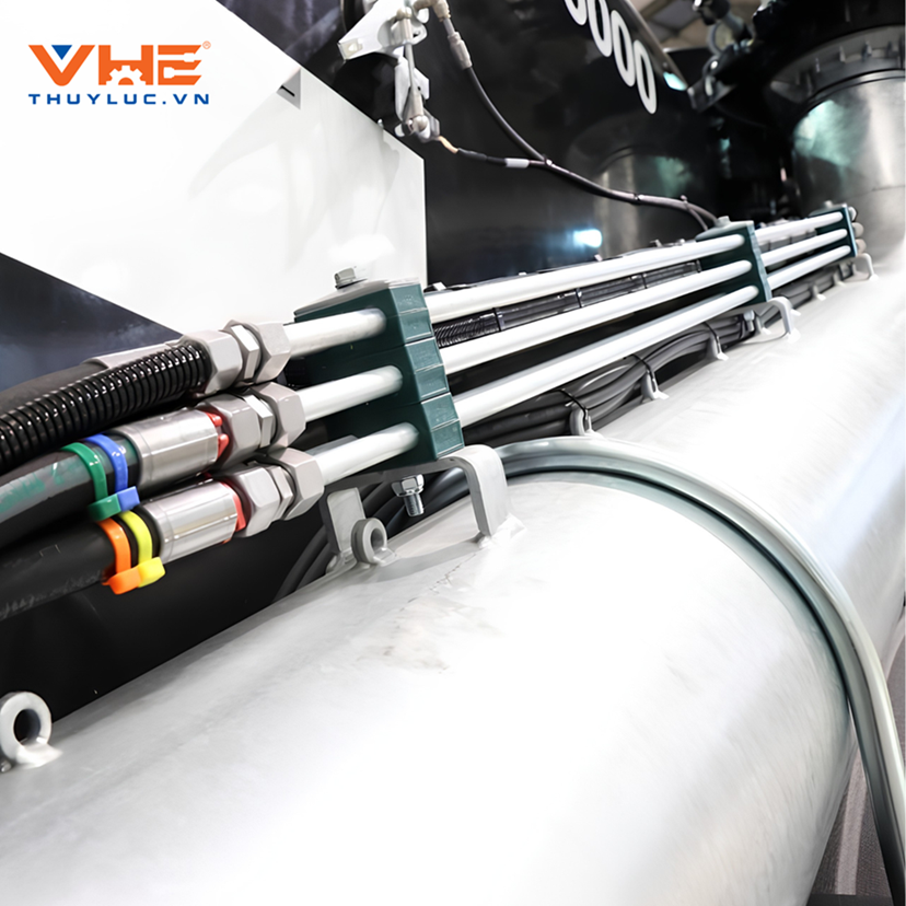 Kẹp tầng hạng nặng giúp tiết kiệm không gian và triệt tiêu rung chấn cho hệ thống ống thủy lực nhiều lớp