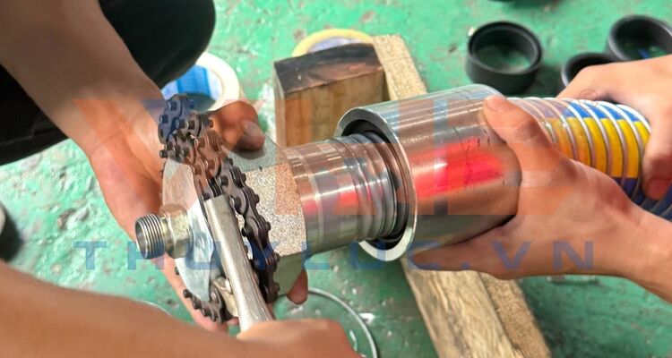 Bài toán khó cho VHE trong việc gia công vào 2 đầu cốt cho ống mềm composite