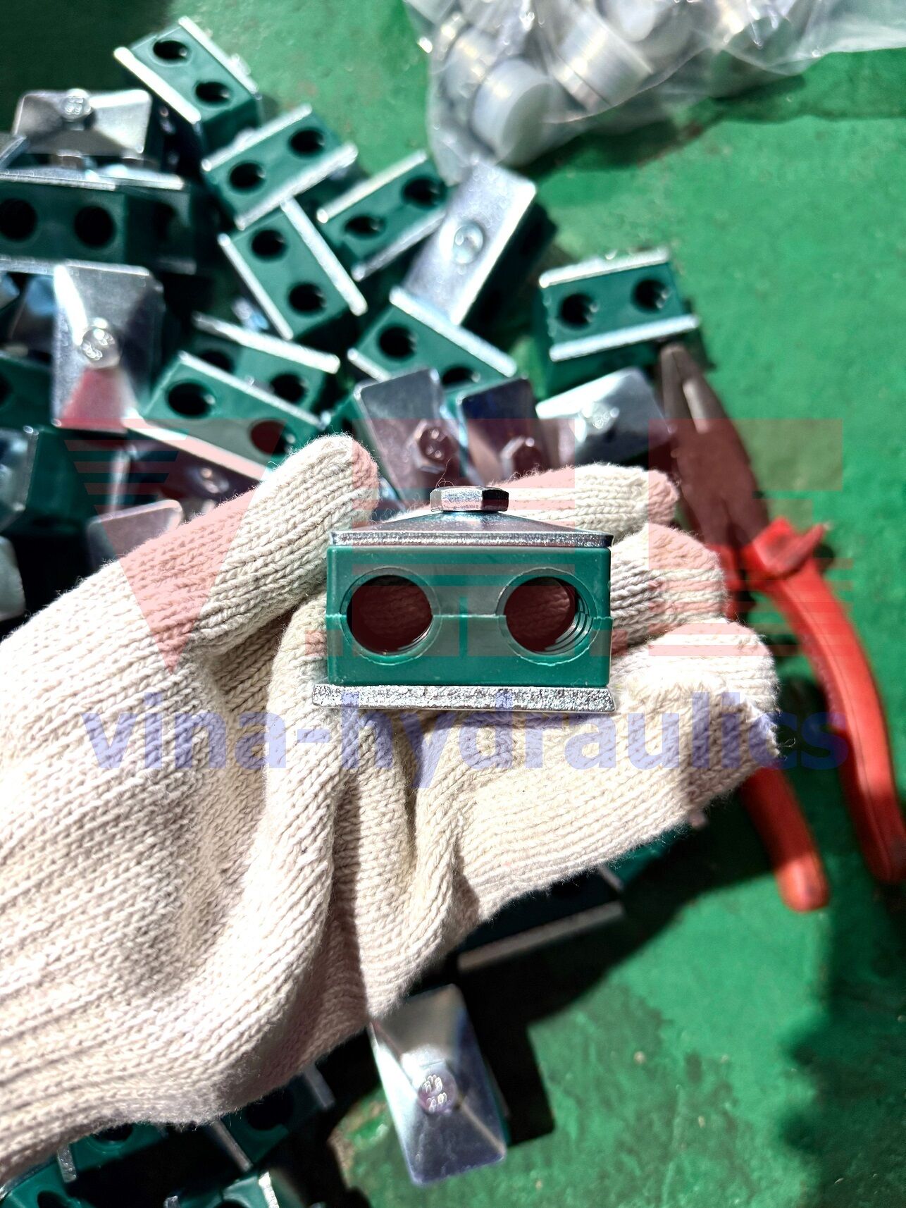 Light series hydraulic twin clamp