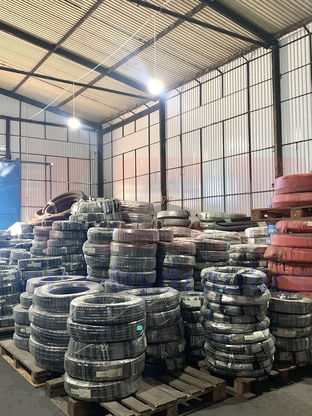 VHE's warehouse of high-quality hydraulic hose at cheap prices